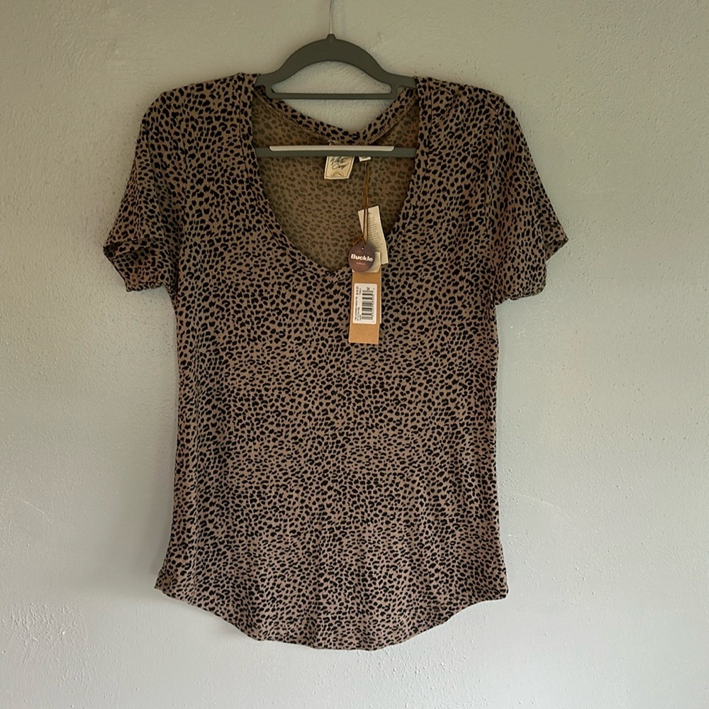 White Crow women’s medium wide V-neck shirt